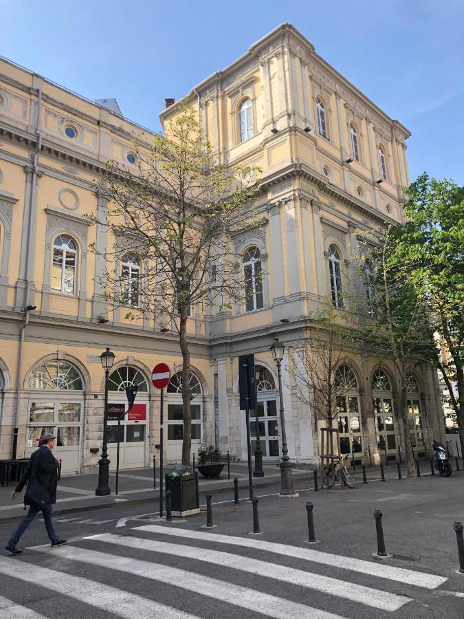 Alla Scalinata Del Teatro Rossetti Confort Suites Parcheggio Trieszt Kültér fotó